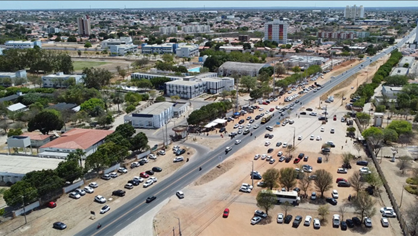   O Congresso Nacional aprovou nesta sexta-feira (19), em sessão conjunta, o relatório final do Orçamento de 2026 (PLN 15/25), com previsão de despesas totais de R$ 6,5 trilhões, incluindo R$ 1,8 trilhão para refinanciamento da dívida pública. A proposta estima um superávit de R$ 34,5 bilhões nas contas do governo e reserva aumentando para R$ 61 bilhões para emendas parlamentares e reduzindo os recursos das 69 universidades e institutos federais em 7,05% (488 milhões), prejudicando principalmente os contratos terceirizados e apoio aos estudantes.