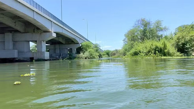 Imagem 1 - Dois banhistas foram atacados por piranhas no Rio Piranhas-Açu, próximo à ponte Felipe Guerra, em Assú, na tarde de sábado (28). Um dos feridos, o mecânico Manoel de Melo, relatou que os ataques aconteceram em uma área rasa do rio. Ele sofreu um ferimento no pé, após o ocorrido, os banhistas deixaram a água. Segundo o biólogo Rodrigo Costa Goldbaum, professor da Ufersa, os ataques são mais comuns nesse período por causa da reprodução das piranhas, que protegem seus ninhos localizados principalmente nas margens com vegetação. Casos semelhantes já haviam sido registrados na região anteriormente. Imagem 1 - Dois banhistas foram atacados por piranhas no Rio Piranhas-Açu, próximo à ponte Felipe Guerra, em Assú, na tarde de sábado (28). Um dos feridos, o mecânico Manoel de Melo, relatou que os ataques aconteceram em uma área rasa do rio. Ele sofreu um ferimento no pé, após o ocorrido, os banhistas deixaram a água. Segundo o biólogo Rodrigo Costa Goldbaum, professor da Ufersa, os ataques são mais comuns nesse período por causa da reprodução das piranhas, que protegem seus ninhos localizados principalmente nas margens com vegetação. Casos semelhantes já haviam sido registrados na região anteriormente.