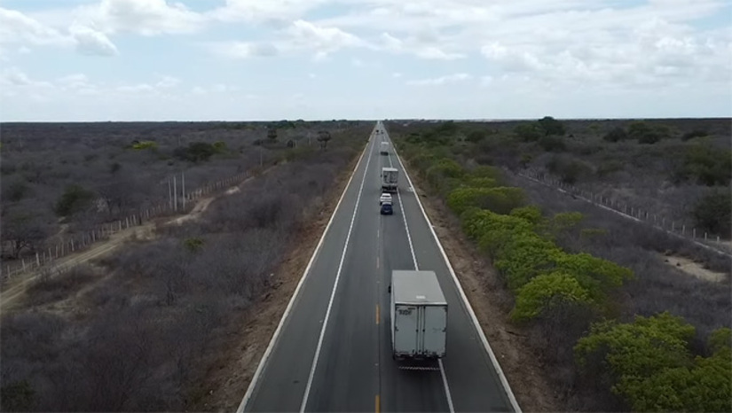 Imagem 1 - Contrato do Governo Federal com a CLC prevê investimento de R$ 367 milhões no trecho de 57 quilômetros da BR 304 entre as cidades de Mossoró-RN e Assu-RN. No dia 16 de dezembro passado, o ministro Renan Filho, dos Transportes, declarou, que vai assinar a ordem de serviço logo no mês de janeiro de 2026. A previsão de conclusão da obra é 3 anos. A duplicação da BR 304 está sendo possível graças ao trabalho feito pelo ex-senador Jean Paul Prates, em 2019, e da Governadora Fátima Bezerra, no início do governo Lula. Imagem 1 - Contrato do Governo Federal com a CLC prevê investimento de R$ 367 milhões no trecho de 57 quilômetros da BR 304 entre as cidades de Mossoró-RN e Assu-RN. No dia 16 de dezembro passado, o ministro Renan Filho, dos Transportes, declarou, que vai assinar a ordem de serviço logo no mês de janeiro de 2026. A previsão de conclusão da obra é 3 anos. A duplicação da BR 304 está sendo possível graças ao trabalho feito pelo ex-senador Jean Paul Prates, em 2019, e da Governadora Fátima Bezerra, no início do governo Lula.