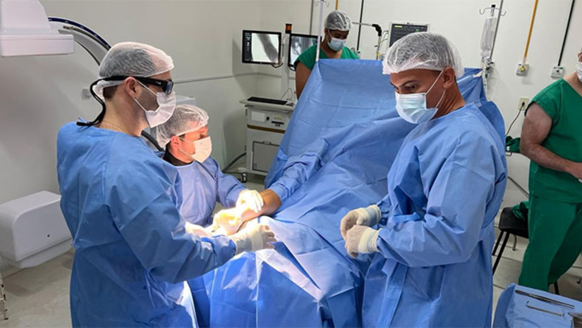 Imagem 1 -  O Governo do Rio Grande do Norte nomeou 862 profissionais concursados da saúde para reforçar o atendimento no interior do estado, fortalecendo as regionais de saúde e ampliando a presença de servidores efetivos em áreas essenciais com destaque para a Região Oeste, que recebeu o maior número de convocados, 428 ao total. A governadora Fátima Bezerra também anunciou que em janeiro será divulgada uma nova convocação para a área da educação, seguindo a mesma estratégia de garantir mais qualidade e continuidade no atendimento à população potiguar, por meio do ingresso de servidores efetivos.