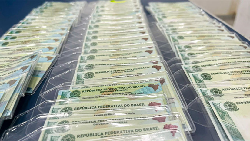 Imagem 1 - Em 2025, a Câmara Municipal de Mossoró emitiu mais de 3.100 Carteiras de Identidade Nacional (CIN), ampliando o acesso da população a serviços básicos e programas sociais. Para melhorar o atendimento, a Câmara implantou um sistema online de agendamento, desenvolvido por servidores da Casa, que eliminou filas, garantiu organização e transparência, com 30% das vagas reservadas para pessoas com deficiência. Segundo o presidente Genilson Alves, a iniciativa reforça o papel social do Legislativo. O serviço seguirá funcionando normalmente durante o recesso parlamentar, com atendimentos a partir de 12 de janeiro. Imagem 1 - Em 2025, a Câmara Municipal de Mossoró emitiu mais de 3.100 Carteiras de Identidade Nacional (CIN), ampliando o acesso da população a serviços básicos e programas sociais. Para melhorar o atendimento, a Câmara implantou um sistema online de agendamento, desenvolvido por servidores da Casa, que eliminou filas, garantiu organização e transparência, com 30% das vagas reservadas para pessoas com deficiência. Segundo o presidente Genilson Alves, a iniciativa reforça o papel social do Legislativo. O serviço seguirá funcionando normalmente durante o recesso parlamentar, com atendimentos a partir de 12 de janeiro.