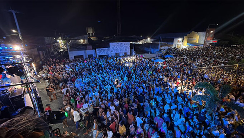 Imagem 1 - O primeiro dia de 2026 em Grossos foi marcado por muita festa e animação. Cerca de 15 mil pessoas, segundo a Polícia Militar, participaram das comemorações do tradicional 1º de janeiro, que tomou as ruas do município com muita música e alegria. O público acompanhou o arrastão com a banda Zuyrê, seguido pelos shows de Forró dos Três e da cantora Márcia Fellipe, principal atração da noite. O evento contou com esquema de segurança e apoio de equipes de saúde, garantindo tranquilidade aos participantes. Imagem 1 - O primeiro dia de 2026 em Grossos foi marcado por muita festa e animação. Cerca de 15 mil pessoas, segundo a Polícia Militar, participaram das comemorações do tradicional 1º de janeiro, que tomou as ruas do município com muita música e alegria. O público acompanhou o arrastão com a banda Zuyrê, seguido pelos shows de Forró dos Três e da cantora Márcia Fellipe, principal atração da noite. O evento contou com esquema de segurança e apoio de equipes de saúde, garantindo tranquilidade aos participantes.
