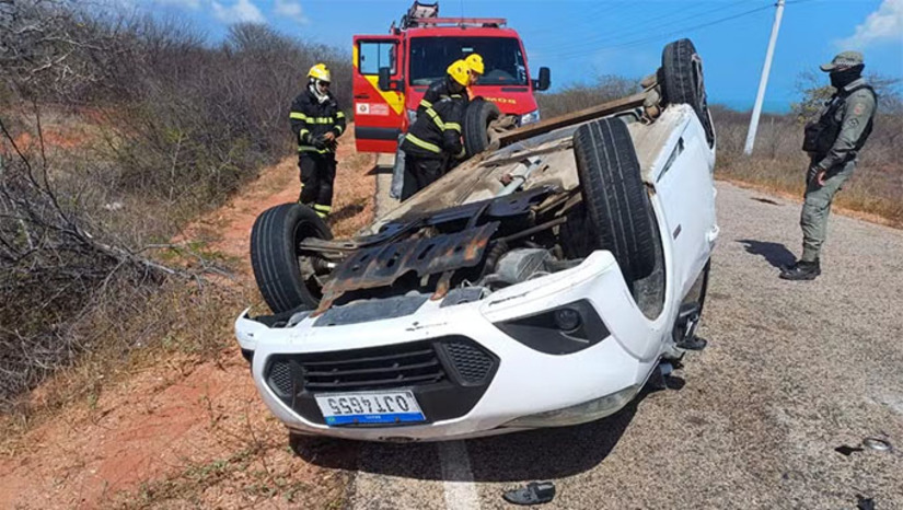 Imagem 1 -  O cabo da Capitania dos Portos, Jefferson Layon Custódio do Nascimento, de 25 anos, morreu na manhã desta quinta-feira (01) após um capotamento ocorrido em Ponta do Mel, no município de Areia Branca, no Oeste Potiguar. Segundo o Corpo de Bombeiros, ele ficou preso sob o veículo e morreu ainda no local. No carro estavam quatro pessoas, incluindo uma criança e duas mulheres, que foram socorridas e transferidas para o hospital de Areia Branca e depois para o HRTM em Mossoró. O corpo foi encaminhado para perícia e as causas do acidente serão investigadas pela Polícia Civil. A Capitania dos Portos de Areia Branca emitiu nota de pesar pelo falecimento.