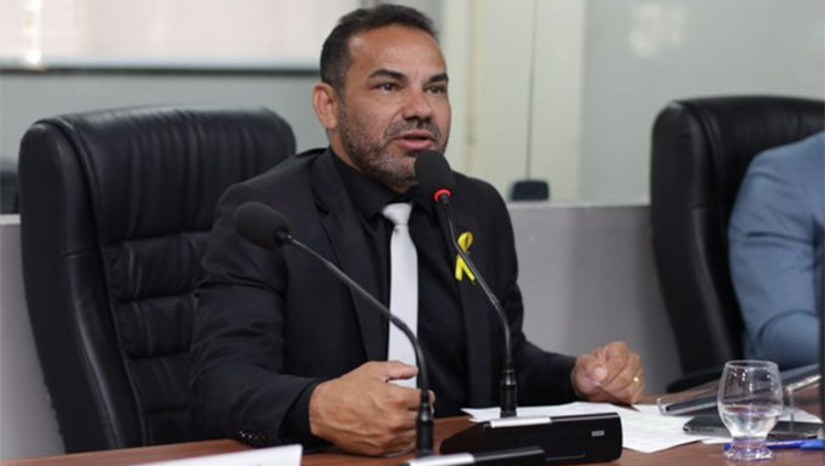 Imagem 1 - O vereador Alex do Frango (PSD) destinou R$ 746.761,90 em emendas impositivas ao orçamento de 2026 de Mossoró. Os recursos serão aplicados nas áreas de saúde, assistência social e educação, conforme indicação direta do parlamentar. Do total, mais de R$ 448 mil foram destinados ao programa “Opera Mossoró”, que busca agilizar cirurgias no município. A assistência social recebeu R$ 149.352,38 para o programa “Jovem do Futuro”, e a educação foi contemplada com o mesmo valor para a construção de uma creche no bairro Santa Júlia, na zona oeste da cidade. Imagem 1 - O vereador Alex do Frango (PSD) destinou R$ 746.761,90 em emendas impositivas ao orçamento de 2026 de Mossoró. Os recursos serão aplicados nas áreas de saúde, assistência social e educação, conforme indicação direta do parlamentar. Do total, mais de R$ 448 mil foram destinados ao programa “Opera Mossoró”, que busca agilizar cirurgias no município. A assistência social recebeu R$ 149.352,38 para o programa “Jovem do Futuro”, e a educação foi contemplada com o mesmo valor para a construção de uma creche no bairro Santa Júlia, na zona oeste da cidade.