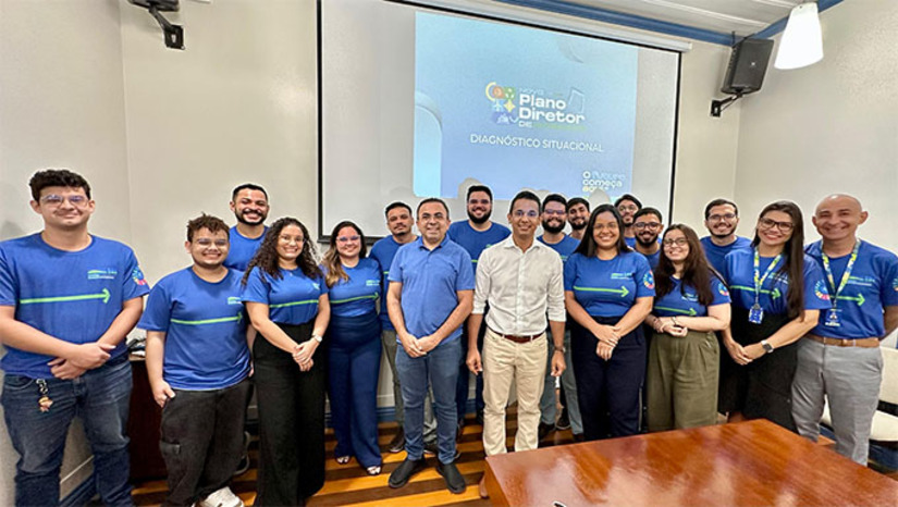 Imagem 1 - A comissão técnica, formada por membros da Secretaria Municipal de Meio Ambiente e Urbanismo (Semurb), responsável pela elaboração do plano, apresentou nesta segunda-feira (5) o relatório geral dos trabalhos ao prefeito Allyson Bezerra. O novo Plano Diretor de Mossoró foi construído a partir de um amplo processo de escuta popular, com a realização de 49 oficinas envolvendo moradores de bairros e comunidades rurais. O próximo passo será a realização de audiências públicas nos dias 10, 11 e 12 de janeiro. Já a Conferência Municipal acontecerá nos dias 28 de fevereiro e 1º de março. Imagem 1 - A comissão técnica, formada por membros da Secretaria Municipal de Meio Ambiente e Urbanismo (Semurb), responsável pela elaboração do plano, apresentou nesta segunda-feira (5) o relatório geral dos trabalhos ao prefeito Allyson Bezerra. O novo Plano Diretor de Mossoró foi construído a partir de um amplo processo de escuta popular, com a realização de 49 oficinas envolvendo moradores de bairros e comunidades rurais. O próximo passo será a realização de audiências públicas nos dias 10, 11 e 12 de janeiro. Já a Conferência Municipal acontecerá nos dias 28 de fevereiro e 1º de março.
