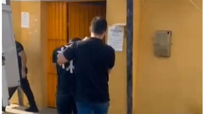   A Polícia Civil do RN prendeu um homem de 25 anos, condenado por divulgar imagens íntimas da ex-namorada, que era adolescente à época do crime, ocorrido em 2020. Inicialmente condenado ao regime aberto e multa de R$ 10 mil, ele teve a pena regredida para o regime fechado após não cumprir as intimações judiciais. O suspeito foi localizado, preso e encaminhado ao sistema prisional. A ação foi coordenada pela DEAM de Pau dos Ferros, com apoio da DP de São Miguel.