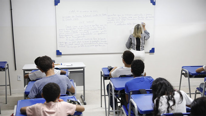   A governadora Fátima Bezerra anunciou a primeira convocação do concurso da Educação, chamando 1.607 professores e especialistas para a Rede Estadual de Ensino, com atuação a partir do início do ano letivo de 2026. A medida visa garantir continuidade pedagógica, fortalecer o ensino-aprendizagem e suprir demandas em todo o Rio Grande do Norte.  O concurso previa inicialmente 598 vagas, mas o número foi ampliado para atender às necessidades das 16 DIRECs, além da formação de cadastro de reserva. Segundo o governo, a convocação representa a retomada de concursos após quase uma década, valoriza a carreira docente e não gera aumento de despesas, pois substitui profissionais temporários.