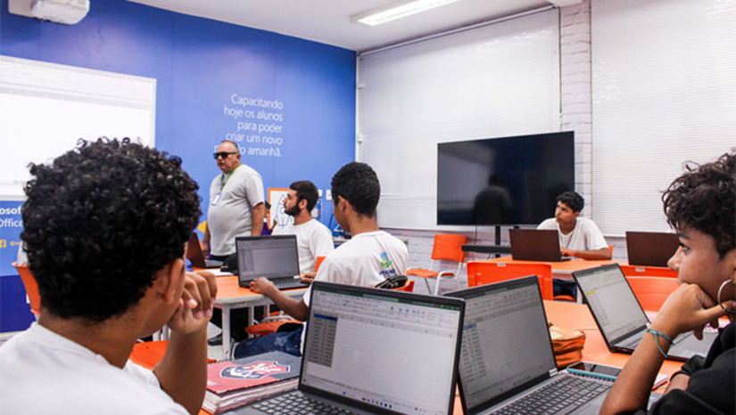 Imagem 1 -  A segunda etapa terá início no sábado dia 10 de janeiro e seguirá com a formação até o mês de março de 2026, finalizando em acordo com o cronograma de cada instituição de ensino responsável pela capacitação. Os 1.750 alunos que participam do programa puderam escolher o curso de capacitação que tinham mais afinidade em diversos eixos tecnológicos. O programa “Jovem do Futuro” oferece uma bolsa de estudo no valor de R$ 350,00 mensal durante o período de quatro meses. Uma oportunidade de formação em cursos de cidadania e profissionalizante, viabilizando a cada jovem a oportunidade de se capacitar profissionalmente.