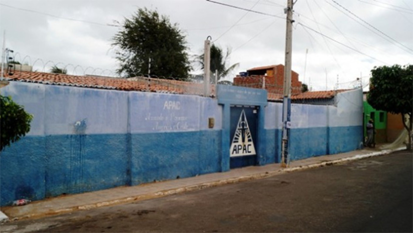   A sede da APAC Macau não reunia mais condições de funcionamento adequado. A Portaria foi assinada no dia 16 de dezembro de 2025 pelo juiz José Vieira de Figueiredo Junior, da 2ª Vara de Execuções Penais de Natal, até que seja construída uma sede apropriada para aplicar o método APAC de reintegração social dos presos. Na Portaria, ficou determinado que os 15 presos que estão na unidade da APAC de Macau sejam transferidos para a APAC de Macaíba ou devolvidos ao Sistema Prisional comum. 