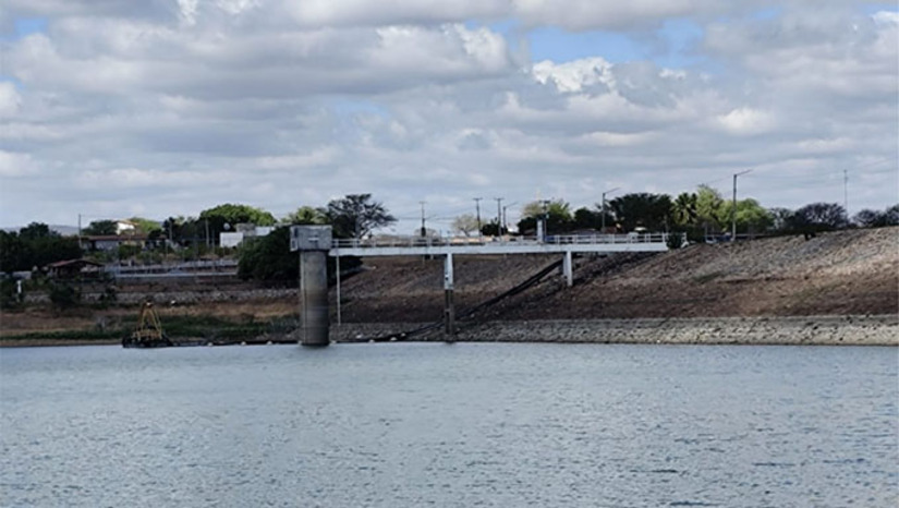   As reservas hídricas do RN acumulam 37,53% da capacidade total, os dados são do monitoramento do IGARN. No Seridó, a situação é ainda mais preocupante. O Açude Itans, localizado em Caicó, um dos mais importantes para o abastecimento humano da região, com capacidade para armazenar até 84 milhões m³, encontra-se completamente seco, com volume zerado (0,00%). Em relação à Barragem de Pau dos Ferros, o volume de água armazenado foi diminuído para que sejam feitas as comportas, medida necessária para receber as águas da transposição do Rio São Francisco, ação considerada estratégica para o reforço hídrico da região Alto Oeste.