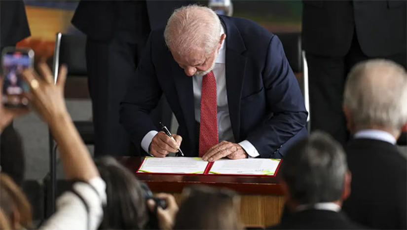   O texto prevê a redução de penas de condenados pelos atos antidemocráticos de 8 de janeiro e pela tentativa de golpe de Estado.  O anúncio foi feito durante ato, no Palácio do Planalto, que marca os três anos dos ataques perpetrados por manifestantes apoiadores de Bolsonaro que, inconformados com o resultado das eleições, invadiram o Congresso Nacional, o Palácio do Planalto e o Supremo Tribunal Federal (STF).