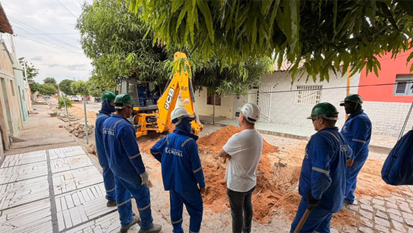   Com um investimento de aproximadamente R$ 52 milhões, o projeto de saneamento básico representa um marco para o desenvolvimento urbano de Apodi, promovendo mais saúde pública, qualidade de vida e preservação ambiental. Durante a visita, o prefeito percorreu trechos já em execução, conversou com equipes técnicas e acompanhou cada etapa dos serviços realizados.