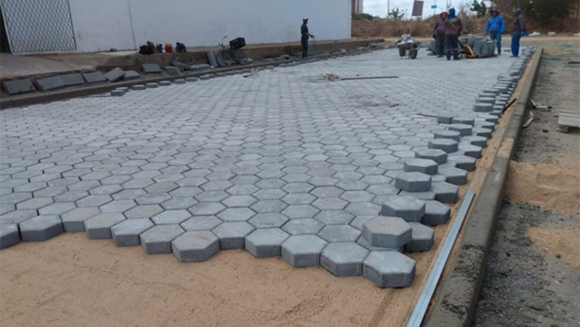   A Secretaria de Infraestrutura de Mossoró executa obras de pavimentação em piso intertravado em cerca de 18 ruas do bairro Bela Vista, com foco na melhoria da mobilidade urbana e da infraestrutura local. Atualmente, os serviços avançam em quatro vias, em diferentes etapas, que vão da terraplenagem ao assentamento do pavimento e início das calçadas. Ao todo, as ruas contempladas somam mais de 4 mil metros de extensão.