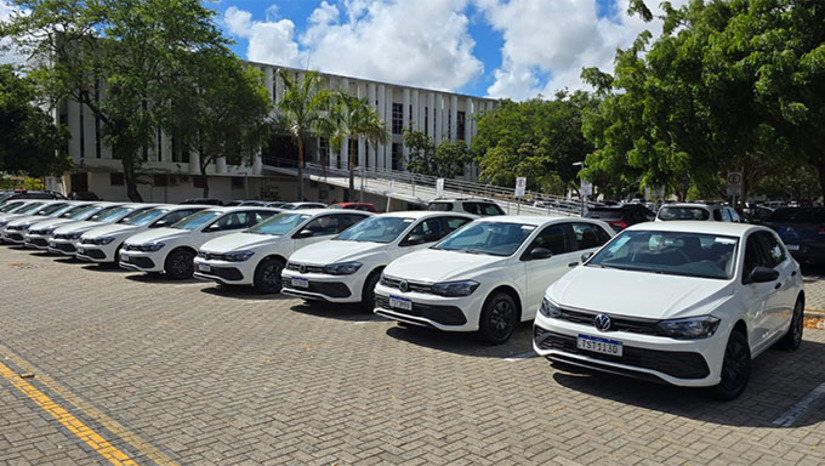   A iniciativa contempla a aquisição de 50 automóveis, sendo 25 veículos locados tipo Polo, já recebidos, que irão reforçar as atividades administrativas da sede e das unidades prisionais em todo o estado, além de outros 25 veículos caracterizados, que se encontram em fase final para assinatura do contrato. De acordo com o secretário da Administração Penitenciária, Helton Edi, os novos veículos vão ampliar a capacidade de atuação das equipes, fortalecendo as ações de segurança, escolta, fiscalização e apoio às operações no sistema penitenciário.