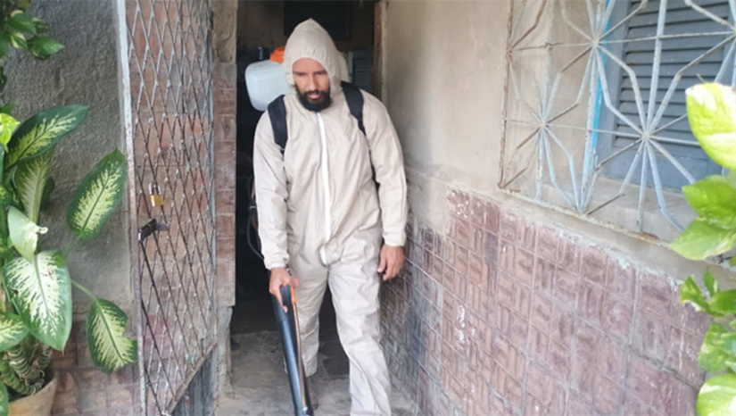   “Estivemos hoje pela manhã numa ação, em parceria com a Secretaria de Serviços Urbanos para levar orientações a população de como evitar o mosquito da dengue, além da coleta de lixo. Fizemos durante toda a semana, através dos agentes de saúde e de endemias da população do bairro que colocassem em suas calçadas tudo que possam ser criadouros para as larvas do mosquito da dengue. Passamos com os caminhões recolhendo deste material”, explicou a secretária de Saúde de Mossoró, Morgana Dantas.