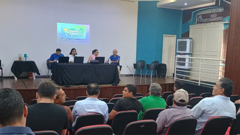   A primeira Audiência Pública foi realizada neste sábado, no Auditório da Estação das Artes. Neste domingo, terá equipe técnica da Prefeitura tomando depoimento das pessoas na Avenida Rio Branco, no final da tarde. A Secretaria Sarine Nobre, do Meio Ambiente e Urbanismo, que uma proposta robusta, com a participação de todas as camadadas da sociedade.