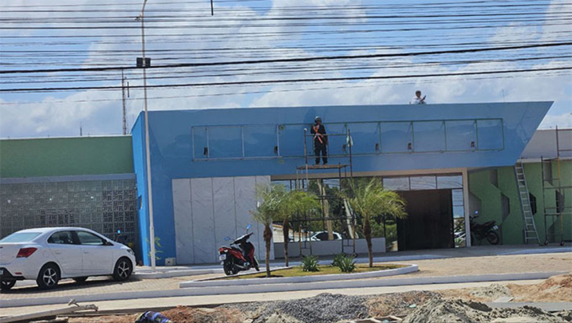   Prefeito Allyson Bezerra publicou video na manhã desta segunda-feira, ao lado da secretária Morgana Dantas, informando que o prédio está concluído, equipado e abastecido com insumos. A secretária Morgana assegura que as equipes que vão trabalhar estao definidas e convida a população para a festa de inauguração no dia 15 próximo