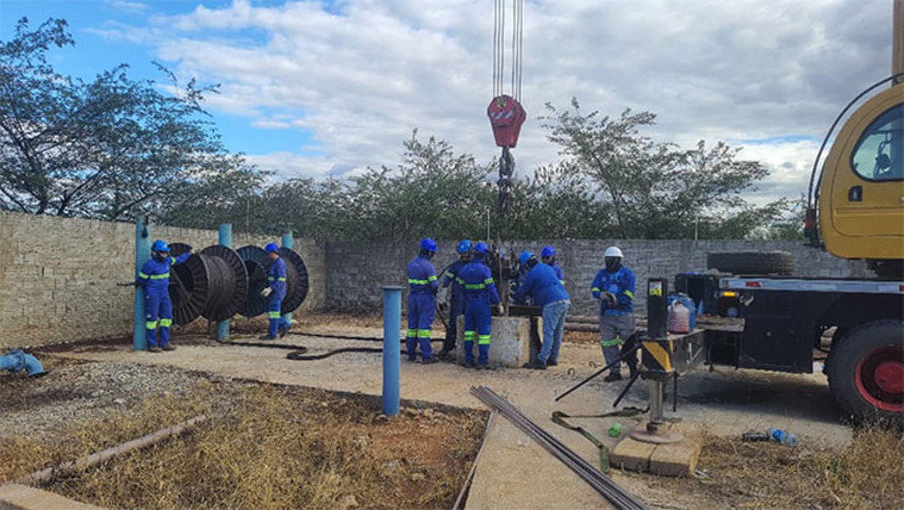   Moradores do Nova Mossoró relatam que enfrentam falta de água desde a semana passada, situação que tem gerado transtornos no dia a dia da população. Em nota, a Caern informou que está realizando manutenção mecânica no poço 31 e promete liberar o abastecimento a partir desta segunda-feira (12).  Segundo a companhia, o serviço deverá ser concluído até a noite de segunda-feira e, após a religação do sistema, a normalização do fornecimento ocorrerá de forma gradativa, podendo levar até 48 horas para que o abastecimento esteja totalmente restabelecido em todas as áreas afetadas.