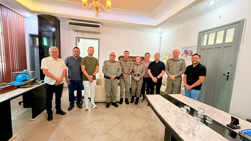   O prefeito de Apodi, Sabino, participou de reunião no Quartel do Comando Geral da Polícia Militar para fortalecer o planejamento de segurança do Carnaval de Apodi. O encontro tratou de integração entre as forças de segurança e apoio institucional, reforçando o compromisso com um carnaval organizado e seguro. Paralelamente, o vice-prefeito Ivanildo representou o prefeito em agenda institucional com a Secretaria-Adjunta de Saúde do RN, discutindo demandas do Hospital Regional Hélio Morais Marinho e o reforço da assistência em saúde durante o período carnavalesco. 