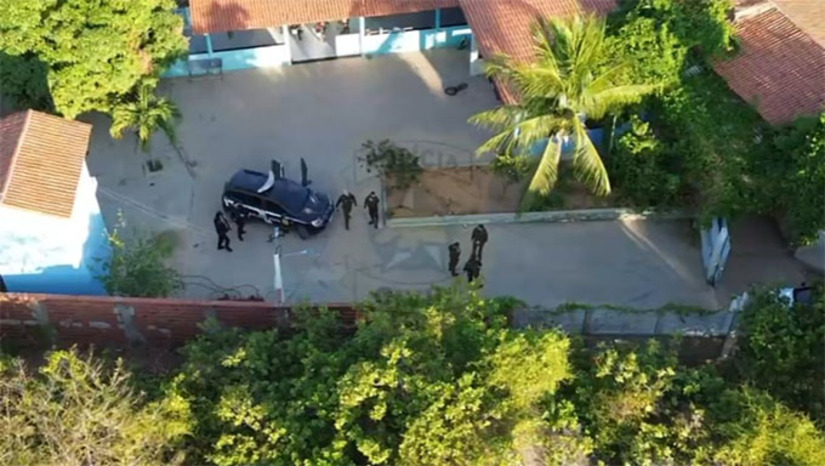   A Polícia Civil do Rio Grande do Norte, com apoio da Polícia Militar, realizou a Operação Asas Quebradas para combater um grupo criminoso armado atuante em Serrinha dos Pintos e Martins, no Alto Oeste potiguar. Foram cumpridos 15 mandados de busca e apreensão em três cidades, resultando na prisão de duas pessoas, incluindo um policial militar. A ação apreendeu armas, munições de fuzil e calibre .50, além de materiais ligados ao tráfico. O grupo é investigado por crimes graves, como homicídios, e há indícios de envolvimento no desaparecimento e morte de dois jovens em dezembro.