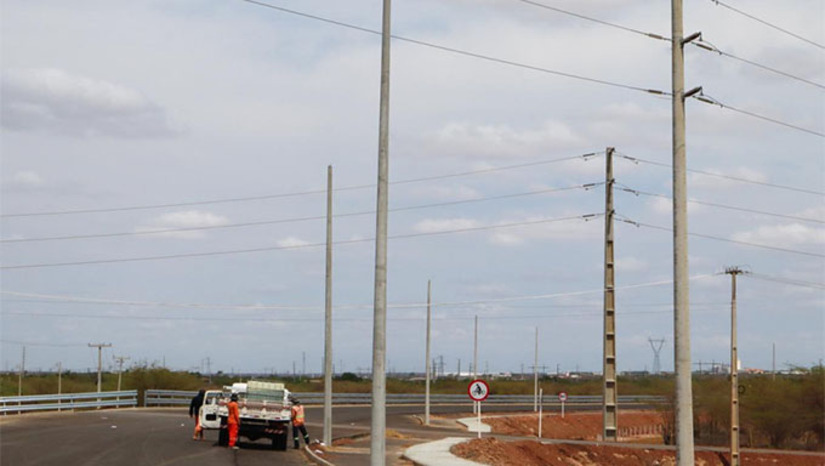   As obras do Complexo Viário 15 de Março atingiram cerca de 90% de execução e avançam para a fase final, com serviços de acabamento, sinalização, iluminação pública e conclusão das calçadas. O empreendimento vai ligar as BRs 110 e 304, melhorando a fluidez do tráfego e a integração viária de Mossoró. Com oito quilômetros de rodovia, ciclovia e calçadão, a obra inclui ainda a finalização de duas interseções estratégicas para liberação total do tráfego. Considerada a maior intervenção de mobilidade urbana do município, o complexo recebeu investimento aproximado de R$ 100 milhões, com recursos federais e municipais.