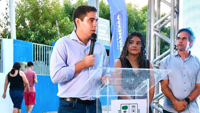   A Prefeitura de Upanema vai investir R$ 6.285.947,00 na maior obra de infraestrutura de saúde da história do município, para concretização de um dos principais projetos de governo da gestão.  A empresa responsável já inicia a montagem do canteiro de obras na próxima segunda-feira (19).  Na mesma cerimônia, Renan fez a entrega de duas vans para as Secretarias Municipais de Saúde e de Educação, Cultura e Desporto, num investimento de quase R$ 900 mil em recursos próprios.  O prefeito ainda anunciou a entrega de duas ambulâncias nas próximas semanas.