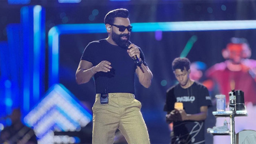   Conhecido como a “voz romântica”, Pablo levou milhares de fãs a cantar em coro sucessos consagrados. Foi a primeira vez que o cantor se apresentou em Caraúbas. A energia da plateia e a entrega do artista transformaram o show em um dos pontos altos da programação festiva. Além do aspecto cultural, a Festa de São Sebastião também impulsiona a economia local, movimentando comércio, serviços e turismo. Com organização e grandes atrações, a gestão municipal consolida o evento como um dos mais importantes do interior potiguar.