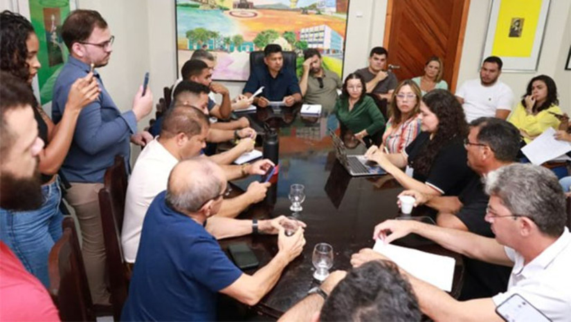   A Câmara de Mossoró promoveu uma reunião para discutir denúncias envolvendo a situação de animais no loteamento Quintas do Lago, após repercussão de supostos maus-tratos e morte de um animal. O encontro reuniu protetores, órgãos públicos, ONGs, vereadores e moradores, com o objetivo de ouvir as partes e buscar encaminhamentos legais e responsáveis. O presidente da Câmara, Genilson Alves, destacou o papel institucional da Casa na defesa da vida e do bem-estar social, ressaltou leis municipais de proteção animal já existentes e não descartou a realização de uma audiência pública para ampliar o debate.