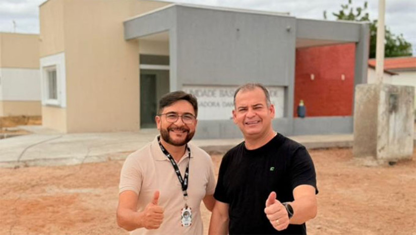   A obra da UBS do Bico Torto, em Apodi-RN, foi retomada e está na fase final de execução. O prefeito Sabino acompanhou os trabalhos, reforçando o compromisso da gestão com a transparência e a melhoria da saúde pública. A UBS garantirá atendimento mais próximo e com melhor estrutura para a comunidade, sendo viabilizada por emendas da deputada federal Carla Dickson e do vice-governador Walter Alves. A Prefeitura segue acompanhando os serviços finais para entregar, em breve, a unidade totalmente pronta para a população.