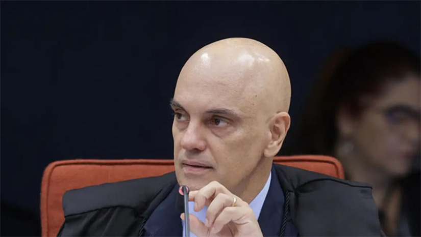   O ex-presidente já foi transferido para o local, mais conhecido como Papudinha, onde deverá cumprir a pena de 27 anos e três meses de prisão por liderar tentativa de golpe de Estado. Na decisão desta quinta, Moraes definiu também que o ex-presidente seja submetido imediatamente a uma junta médica oficial, composta por médicos da Polícia Federal, para avaliação do quadro clínico, das necessidades para o cumprimento da pena e da eventual necessidade de transferência para hospital penitenciário.