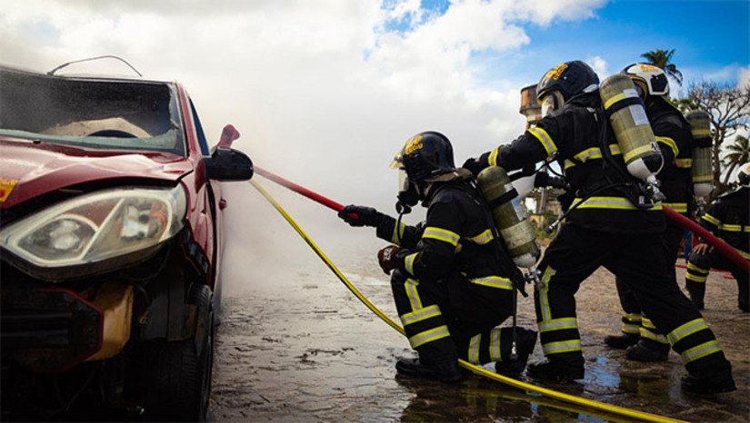   As Lanças Extintoras de Incêndio para Veículos Elétricos (LECIE), serão distribuídas entre os grupamentos da corporação no estado, garantindo rapidez e eficácia no atendimento a ocorrências envolvendo veículos elétricos ou híbridos. A implementação das LECIE será acompanhada por treinamento técnico especializado para as equipes, garantindo que os bombeiros militares estejam plenamente capacitados para o uso da tecnologia em situações reais de emergência.