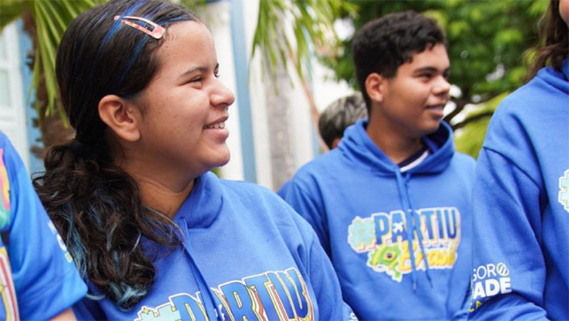   Vinte alunos da Rede Municipal de Ensino de Mossoró viajam nesta segunda-feira (19) a Brasília–DF para participar do “Partiu Brasil”, programa pioneiro da Prefeitura de Mossoró, por meio da Secretaria Municipal de Educação. A iniciativa integra o “Mossoró Cidade Educação” e promove o primeiro intercâmbio cultural com estudantes da rede pública municipal.  Os alunos, selecionados por bom desempenho e frequência escolar, receberam kits de viagem e participarão de um roteiro educativo voltado aos aspectos geográficos, políticos e culturais da capital federal.