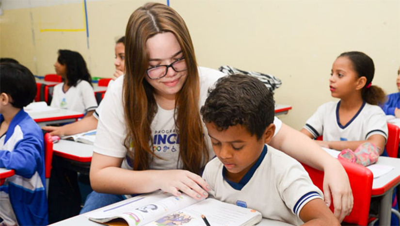   A última etapa das matrículas contempla alunos novatos e para este grupo, as matrículas acontecem de (21) a (30) em duas etapas: matrícula de novos/as alunos/as com comprovada vulnerabilidade econômica que será de (21) a (23) deste mês. Já a matrícula de novos alunos sem comprovada vulnerabilidade econômica ocorrerá no período de (28) a (30) deste mês. Conforme o cronograma oficial da SME, o ano letivo 2026 na Rede Municipal de Ensino terá início no dia (5) de fevereiro. 