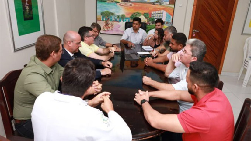   Durante o encontro, representantes da associação afirmaram que as medidas adotadas estão respaldadas por decisões judiciais e recomendações do Ministério Público. Segundo a associação, não procedem as acusações de maus tratos ou morte intencionais de animais que vêm sendo divulgadas nas redes sociais.  O presidente do Legislativo, Genilson Alves, destacou a importância do diálogo e da escuta de todas as partes envolvidas. A Câmara informou que seguirá acompanhando o caso e permanece aberta para ampliar o debate.