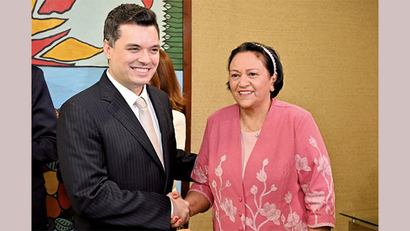   O vice-governador Walter Alves informou oficialmente a governadora Fátima Bezerra, que numa eventual renúncia dela ao mandato para concorrer a uma cadeira no Senado, ele não assumiria o Governo do Estado. Renuncia também. Decisão foi comunicada a governadora na manhã desta segunda-feira, 19. Logo em seguida a carta ter sido publicada, os partidos União Brasil, PP e PSD deram boas vindas ao vice-governador Walter Alves ao projeto politico para as eleições 2026. Se confirmando as renúncias, o RN terá eleições indiretas para governador.