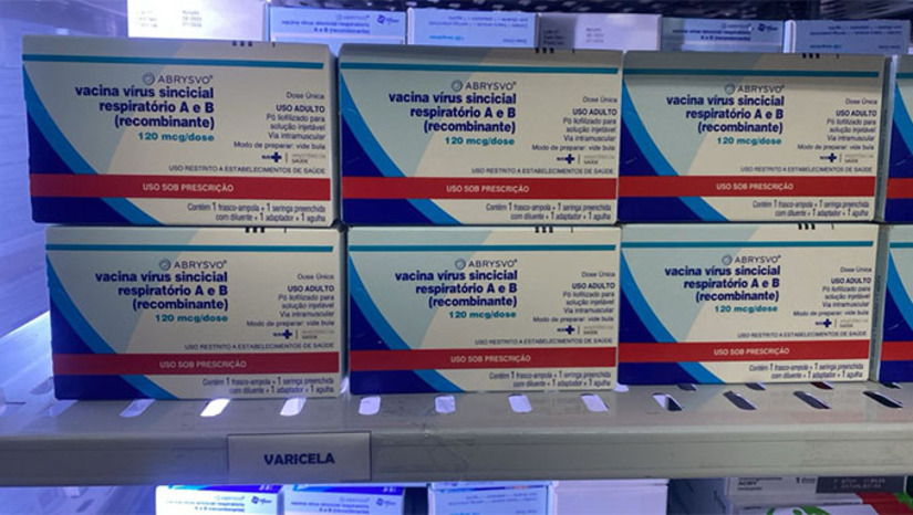   A nova vacina contra o vírus sincicial respiratório (VSR) é destinada a gestantes a partir da 28ª semana, visando proteger os recém-nascidos dos casos de bronquiolite. A vacina oferece proteção aos bebês, uma vez que os anticorpos gerados na gestante são transferidos para o recém-nascido.  Em Mossoró, segundo a Coordenação de Imunizações do município, o público-alvo compreende 3.227 mulheres gestantes. No ato de vacinação, é importante que a gestante apresente documento que comprove sua inclusão no grupo de contempladas para receber o imunizante.