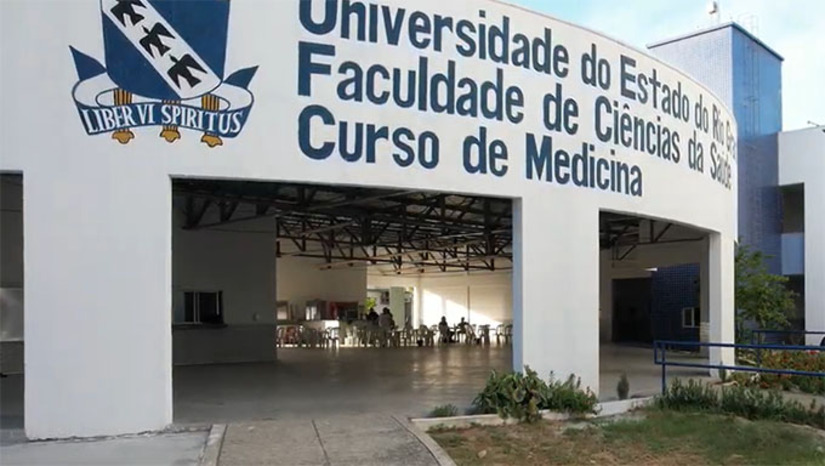   O levantamento apontou diferenças significativas entre as instituições do Rio Grande do Norte, com cursos bem avaliados e outros com desempenho considerado insatisfatório.  A Universidade Federal do Rio Grande do Norte (UFRN) obteve conceito 5, nota máxima atribuída pelo MEC, confirmando excelência na formação médica. Já a Universidade Federal Rural do Semi-Árido (Ufersa), a Universidade do Estado do Rio Grande do Norte (Uern) e a Universidade Potiguar (UNP) alcançaram conceito 4, classificação acima da média nacional e que indica elevado padrão de qualidade e desempenho acadêmico.