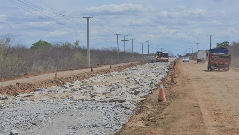   Devido as obras, o motorista que precisa trafegar por esta rodovia estadual, deve ter cuidado na região entre as comunidades de Lorena e Livramento. Nesta região, a CLC está fazendo uma restauração com a retirada da base da pista e reposição com pedras, brita e cimento, para só então colocar a camada de CBUQ e finalizar com a sinalização. O investimento neste trecho é de R$ 41 milhões. Em seguida, o governo que restaurar também o trecho de 25 km entre Caraúbas e Olho D’Água do Borges, num investimento de mais R$ 27,7 milhões.