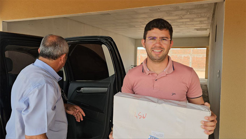   O vereador Thiago Freitas aprovou projeto de lei neste sentido na Câmara Municipal e o prefeito Kenio Azevedo sancionou. Para reforçar a proposta, o gabinete do senador Styvenson Valentin destinou 158 livros da Constituição Federal para as bibliotecas das escolas que vão implementar em suas grades curriculares o ensino sobre o artigo V da Constituição Federal.