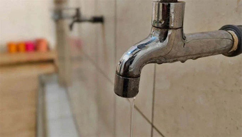   A Companhia iniciou uma manutenção corretiva no equipamento motobomba do Poço 26, localizado no bairro Pintos. A pane no equipamento foi identificada na manhã da última terça-feira (20), após uma queda de energia elétrica. Durante a execução do serviço, o fornecimento de água permanece temporariamente suspenso nos bairros Alto de São Manoel, Ilha de Santa Luzia, Pintos, Planalto Treze de Maio e Presidente Costa e Silva. A previsão é que o poço deverá ser religado até o final da noite desta quinta-feira (22).