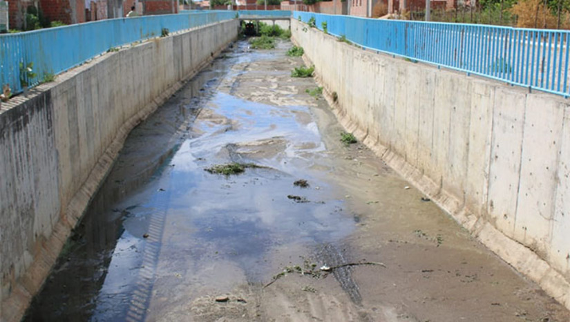   A Prefeitura de Mossoró realiza limpeza e manutenção contínua dos canais urbanos, com foco na prevenção de alagamentos e na preservação do sistema de drenagem da cidade. Nesta etapa, os trabalhos estão concentrados nos bairros Santo Antônio e Santa Helena, incluindo o Canal do Doce, e seguem um planejamento técnico que já contemplou o Canal do Thermas e seguirá para o Canal do Tempero Regina e trechos do Canal do Sal Pinto. A ação preventiva busca garantir a eficiência hidráulica dos canais, reduzir riscos de inundações e contribuir para a organização e conservação urbana, contando também com a colaboração da população para evitar o descarte irregular de resíduos.