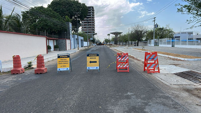   A Avenida Jorge Coelho de Andrade está interditada, nas proximidades do Ministério do Trabalho, para a realização de serviços de retirada de vazamento em rede de água. O bloqueio ocorre para permitir a escavação, troca de tubulação e, posteriormente, a pavimentação do trecho, com previsão de liberação até a quinta-feira (22), no final da tarde. Durante o período de interdição, os motoristas devem utilizar rotas alternativas.