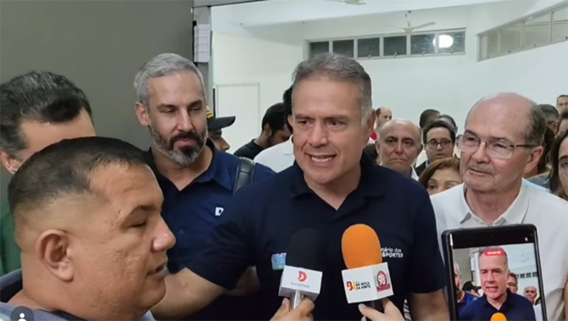   Declaração do ministro Renan Filho foi ao desembarcar no Aeroporto Dix Sept Rosado, em Mossoró, ao radialista Joãozinho GPS. Renan está em Mossoró para assinar a ordem de serviço para o início da duplicação da BR 304, trecho entre Macaíba e a divisa com o Estado do Ceará, em solenidade prevista para acontecer às 10 horas desta quinta-feira, 22, em Assu-RN. Ele disse que os recursos estão alocados e o trabalho deve começar ainda este ano de 2026.