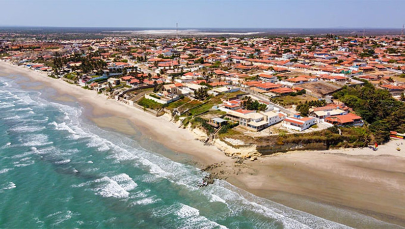   A programação do sábado (24) inclui o "Mutirão Verão sem Lixo", às 7h, e a "Corrida 4 Elementos", às 14h. No domingo, ocorrem o "Festival Raízes" no Mercado Público e o projeto "A Praia é Para Todos", das 8h às 14h.  A agenda cultural continua na terça-feira (27), com um espetáculo gratuito da Cia Pão Doce, às 19h, no Mercado Público.