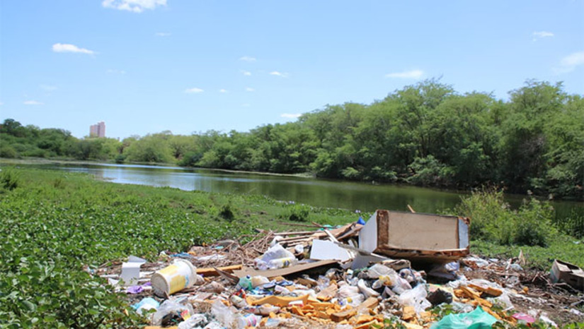   Um dos principais alertas feitos pela defesa civil foi sobre o descarte correto do lixo. O acúmulo de resíduos nas ruas, canais e, principalmente, nas margens do rio contribui diretamente para obstruções, o que agrava alagamentos e coloca em risco os próprios moradores do local. A Defesa Civil de Mossoró tem intensificado o trabalho preventivo de monitoramento e acompanhamento da elevação do nível do rio e obstruções, com foco na proteção da população ribeirinha e na redução de riscos.