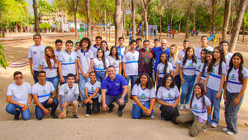   Os alunos aprovados, professores, diretores e o secretário Leonardo Dantas, registraram fotografia no Parque Municipal. “Esse resultado mostra o esforço contínuo da Prefeitura de Mossoró nos investimentos em educação e é sempre muito importante que os gestores municipais, estaduais e federais continuem investindo em educação para que a gente tenha sempre essa melhoria no ensino”, destacou Wagner Lopes Torquato, diretor acadèmico do IFRN/Mossoró.