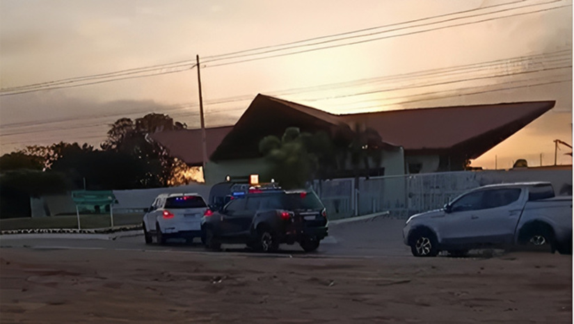   Operação é para desarticular um esquema criminoso voltado ao desvio de recursos públicos e fraudes em procedimentos licitatórios. Estão sendo cumpridos 35 mandados de busca e apreensão no Rio Grande do Norte, além da adoção de medidas cautelares e patrimoniais. Um dos endereços visitados pelos agentes da polícia Federal está no Ninho Residencial, em Mossoró-RN.