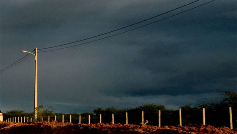 Imagem 1 - O alerta é válido até às 23h59 desta terça-feira (27) e prevê precipitações entre 30 e 60 mm por hora ou acumulados de 50 a 100 mm por dia, além de ventos fortes, com velocidade entre 60 e 100 km/h. De acordo com o Inmet, há risco de alagamentos, queda de galhos de árvores, descargas elétricas e cortes no fornecimento de energia elétrica, principalmente em áreas urbanas e regiões mais vulneráveis. O aviso inclui todas as regiões do estado, do Leste ao Agreste, Central e Oeste. Imagem 1 - O alerta é válido até às 23h59 desta terça-feira (27) e prevê precipitações entre 30 e 60 mm por hora ou acumulados de 50 a 100 mm por dia, além de ventos fortes, com velocidade entre 60 e 100 km/h. De acordo com o Inmet, há risco de alagamentos, queda de galhos de árvores, descargas elétricas e cortes no fornecimento de energia elétrica, principalmente em áreas urbanas e regiões mais vulneráveis. O aviso inclui todas as regiões do estado, do Leste ao Agreste, Central e Oeste.