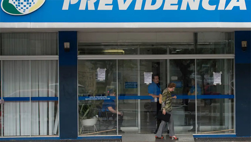 Imagem 1 - As agências do INSS em todo o país ficarão fechadas para atendimento presencial de quarta (28) a sexta-feira (30) devido a melhorias nos sistemas da Dataprev. Até o dia 27, os canais remotos, site e aplicativo Meu INSS e a central 135, funcionam normalmente, mas ficarão indisponíveis a partir das 19h do dia 27 até o dia 31 de janeiro. A modernização visa aumentar a segurança e eficiência dos serviços. Para minimizar impactos, o INSS realizou atendimentos extras no último fim de semana e garantiu o reencaixe de beneficiários que optaram pelo atendimento presencial. Imagem 1 - As agências do INSS em todo o país ficarão fechadas para atendimento presencial de quarta (28) a sexta-feira (30) devido a melhorias nos sistemas da Dataprev. Até o dia 27, os canais remotos, site e aplicativo Meu INSS e a central 135, funcionam normalmente, mas ficarão indisponíveis a partir das 19h do dia 27 até o dia 31 de janeiro. A modernização visa aumentar a segurança e eficiência dos serviços. Para minimizar impactos, o INSS realizou atendimentos extras no último fim de semana e garantiu o reencaixe de beneficiários que optaram pelo atendimento presencial.