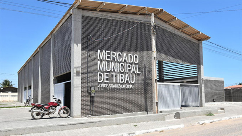 Imagem 1 - O Mercado Público Municipal de Tibau recebe nesta terça (27), às 19h, o espetáculo “O Torto Andar do Outro”, da Cia. Pão Doce de Teatro, com entrada gratuita e classificação livre. A peça, baseada em cordel de Antônio Francisco, aborda liberdade e resistência e marca a abertura do projeto “Versos em Circulação” na Costa Branca, realizado com recursos da Lei Aldir Blanc e apoio de instituições culturais. Imagem 1 - O Mercado Público Municipal de Tibau recebe nesta terça (27), às 19h, o espetáculo “O Torto Andar do Outro”, da Cia. Pão Doce de Teatro, com entrada gratuita e classificação livre. A peça, baseada em cordel de Antônio Francisco, aborda liberdade e resistência e marca a abertura do projeto “Versos em Circulação” na Costa Branca, realizado com recursos da Lei Aldir Blanc e apoio de instituições culturais.